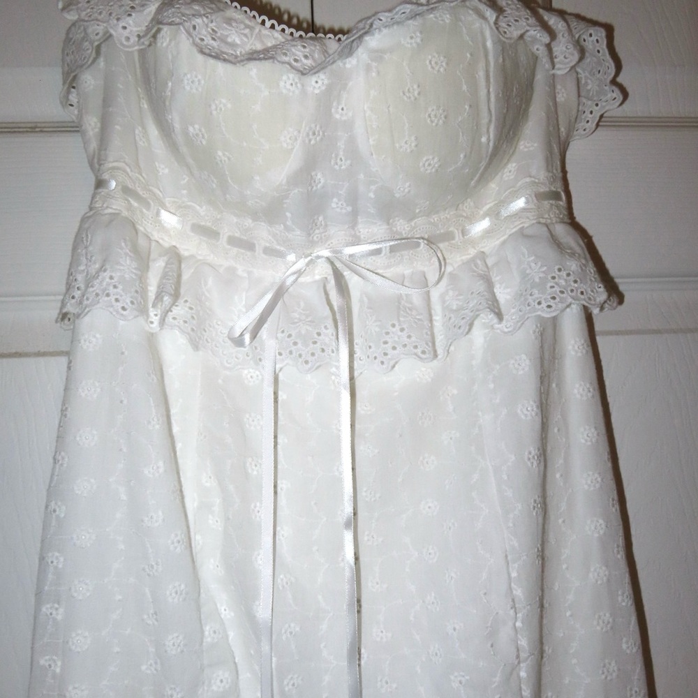 Elegant White Lace Maxi Dress